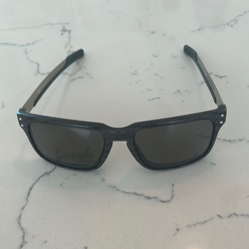 Holbrook Mix with Prizm Lenses and Woodgrain Frame.